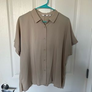 Uniqlo short sleeve shirt (size M)